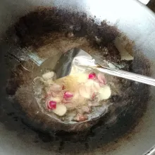 Tumis bawang.
