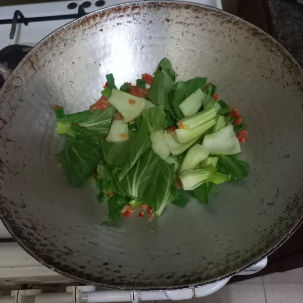 Masukkan potongan pokcoy.