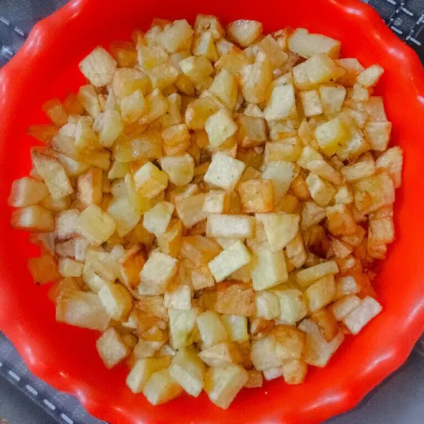 Bersihkan kentang, potong kecil-kecil dan goreng hingga setengah kering. Angkat dan tiriskan.