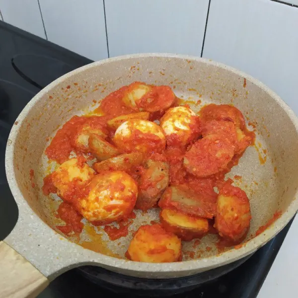 Masak hingga bumbu meresap lalu sajikan.