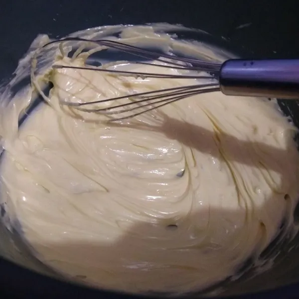 Kocok mentega dan margarin sampai lembut. Gunakan whisk kocok sekitar 1,5 menit