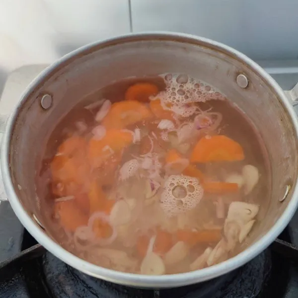 Masukkan potongan wortel, rebus hingga empuk.