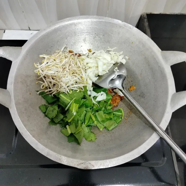 Kemudian masukkan sawi hijau, tauge dan kubis lalu aduk rata.
