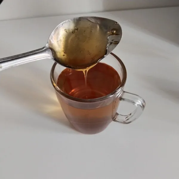 Tambahkan madu, aduk.