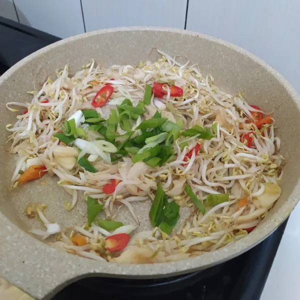 Terakhir masukkan irisan daun bawang prei lalu tumis sebentar, sajikan.