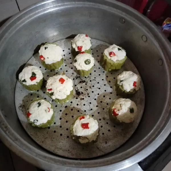 Kukus selama 15 menit gunakan api sedang, jangan lupa beri kain pada tutupnya. Angkat dan siap disajikan dengan saos cocolan sesuai selera.