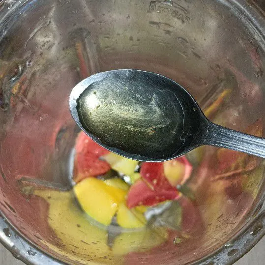 Tambahkan madu ke dalam blender.