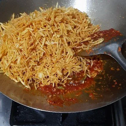 Masukkan kentang yang sudah digoreng, aduk rata, koreksi rasa dan sajikan.