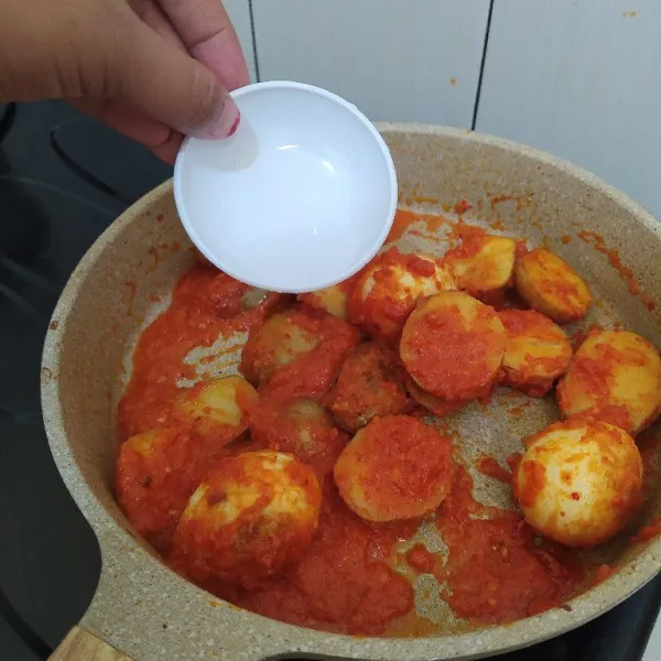 Tambahkan cuka makan.