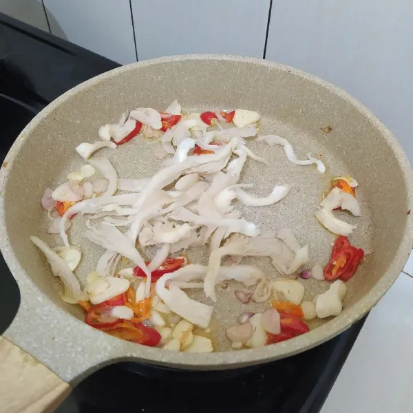 Masukkan jamur tiram, masak hingga jamur layu.