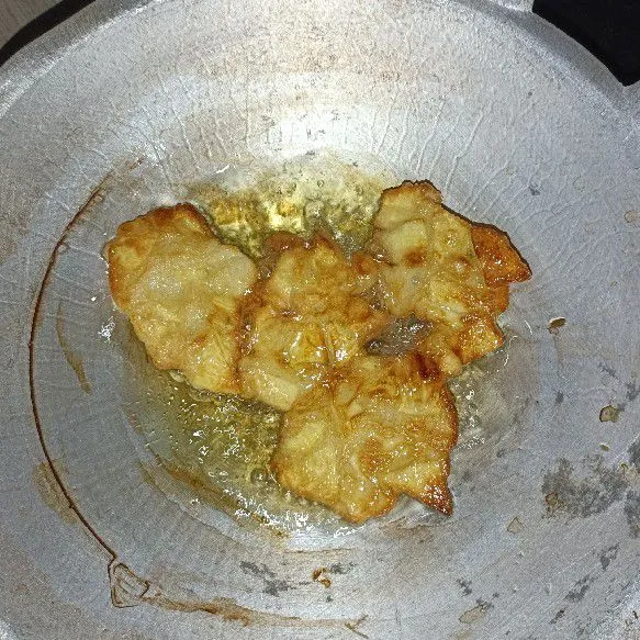 Bolak-balik saat warnanya sudah kecoklatan dan garing.