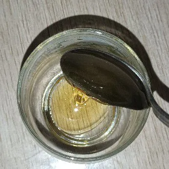 Tuang madu hutan ke dalam gelas atau cangkir.