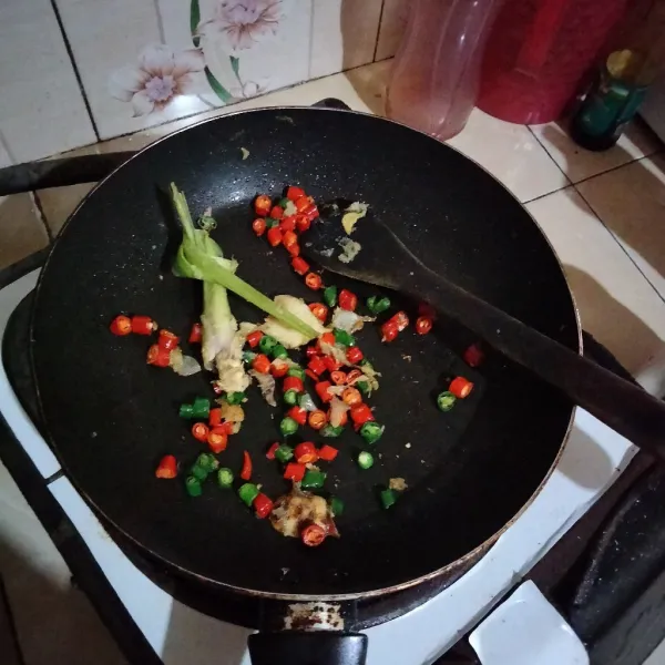 Tumis bawang merah dan bawang putih yang telah dihaluskan hingga harum lalu masukkan irisan cabai merah, irisan cabai hijau, lengkuas dan serai. Masak hingga layu.