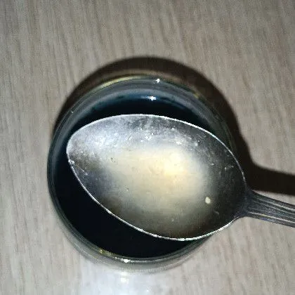 Tuang air rebusan telang, beri jeruk nipis. Aduk merata.