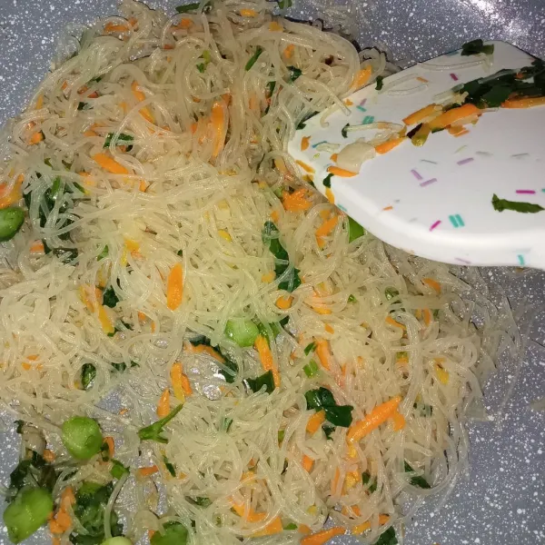 Aduk rata hingga semua bahan tercampur, masak 3 menit supaya bumbu meresap. Tes rasa dan matikan api. Tunggu dingin