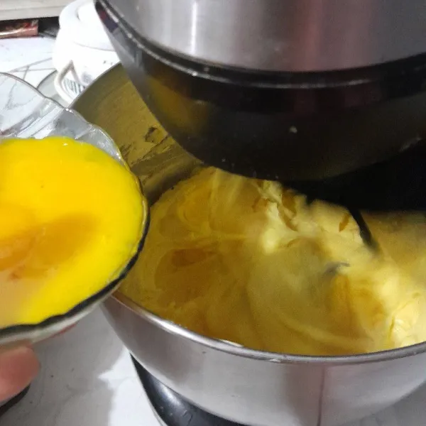 Tambahkan kuning telur, kocok lagi sebentar