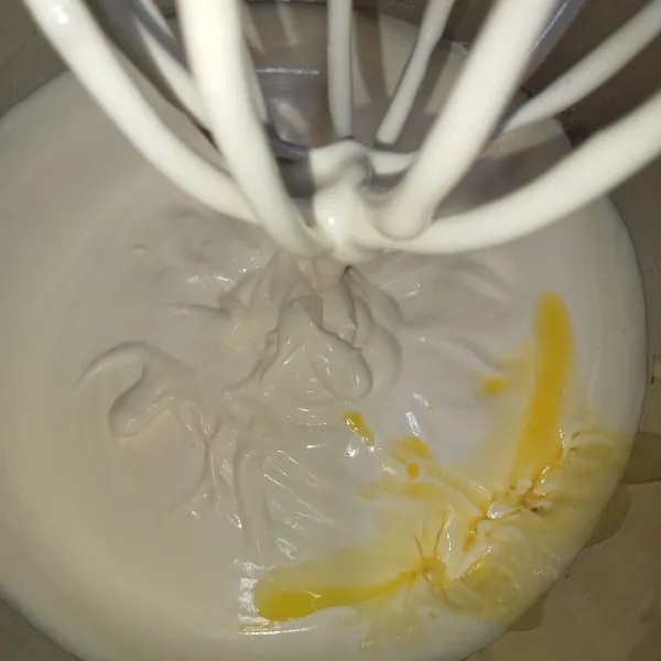 Tuang mentega, kemudian mixer hingga cukup rata, lalu matikan mixer