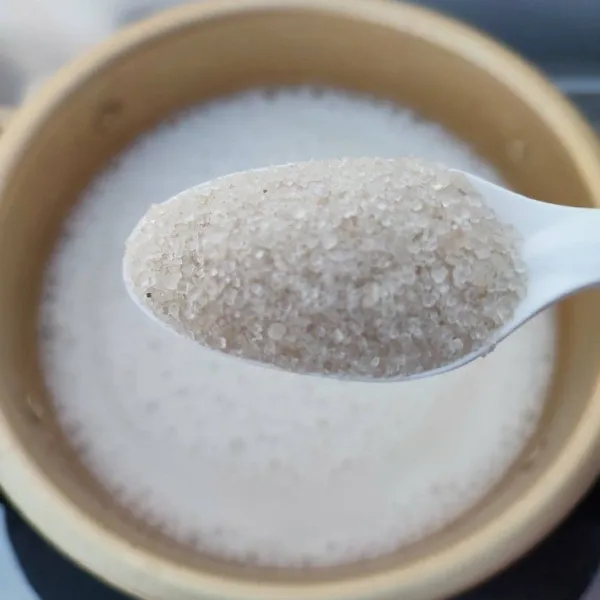 Ketika mulai mendidih, tambahkan gula dan garam. Aduk rata hingga gula larut dan koreksi rasa. Masak kembali hingga mendidih sambil diaduk.