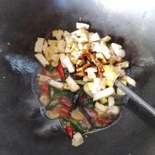 Masukan tahu yang sudah digoreng.