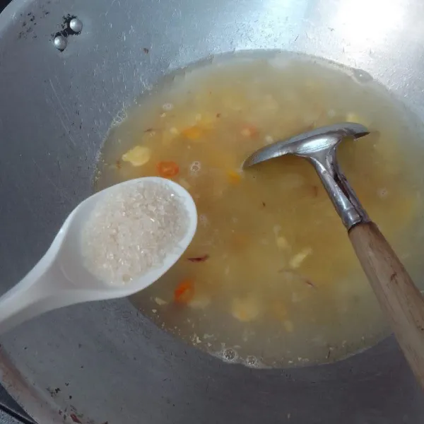 Masukkan gula, garam, lada bubuk dan kaldu jamur.