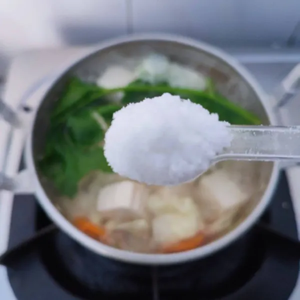Tambahkan daun seledri, kemudian bumbui dengan garam, gula pasir, merica bubuk dan kaldu jamur. Koreksi rasa dan masak sampai bumbu meresap.