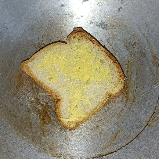 Selanjutnya letakkan roti bakar lagi di atasnya. Bolak-balik hingga kedua sisi garing dan kecoklatan.
