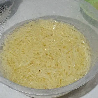 Serut kentang memanjang kemudian cuci bersih hingga air bening ±4x cuci.