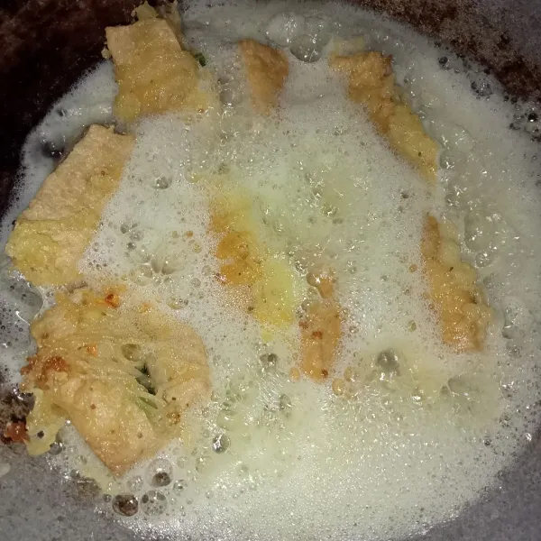 Panaskan minyak lalu masukkan tahu dan goreng tahu hingga kuning keemasan. Angkat tiriskan dan sajikan dengan cabai rawit hijau. Yummy