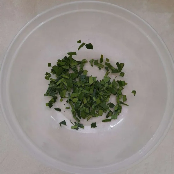 Iris tipis daun jeruk dan sisihkan.