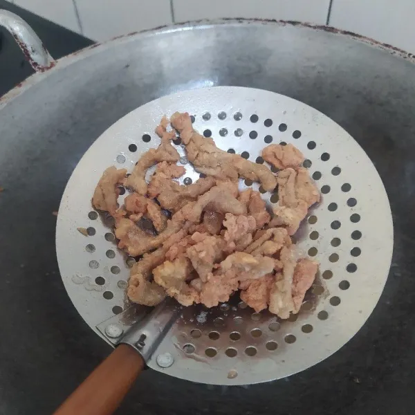 Goreng hingga keemasan, angkat lalu tiriskan dan sajikan.