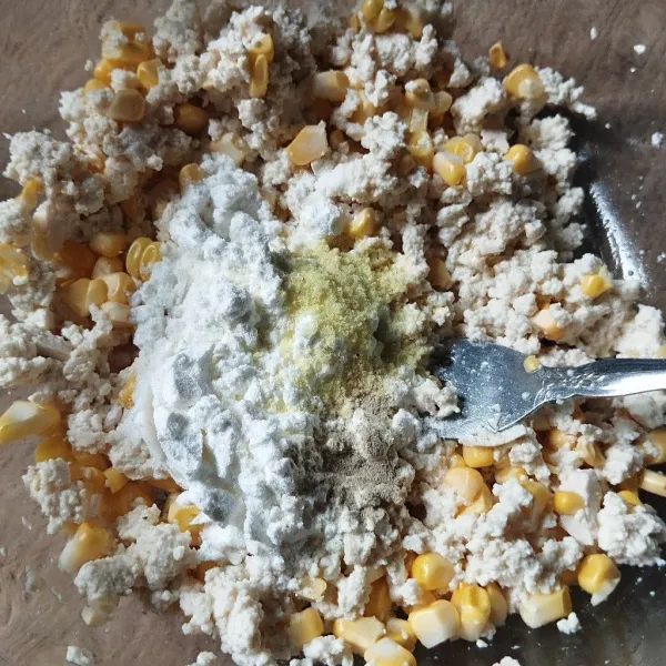 Tambahkan tepung, bumbui dengan kaldu bubuk dan merica.