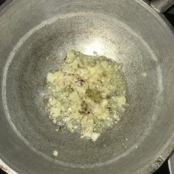 Tumis bumbu halus sampai harum.