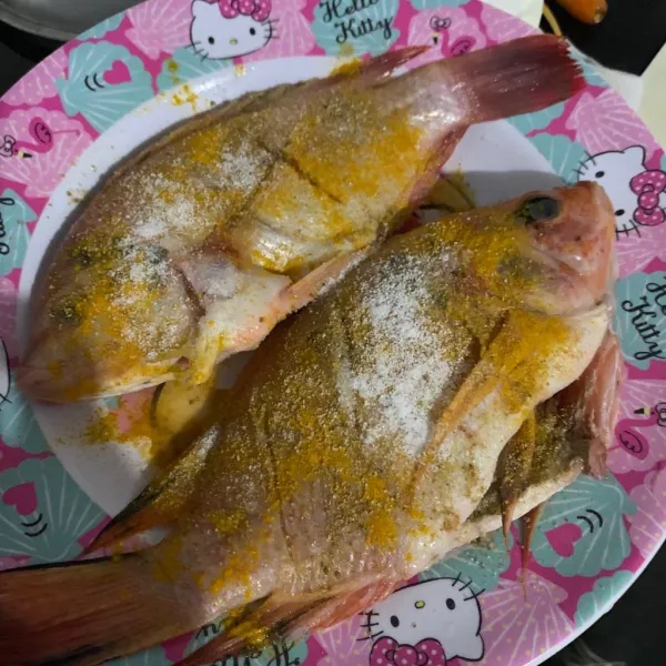 Beri taburan bumbu kunyit bubuk, ketumbar dan garam biarkan 10 menit.