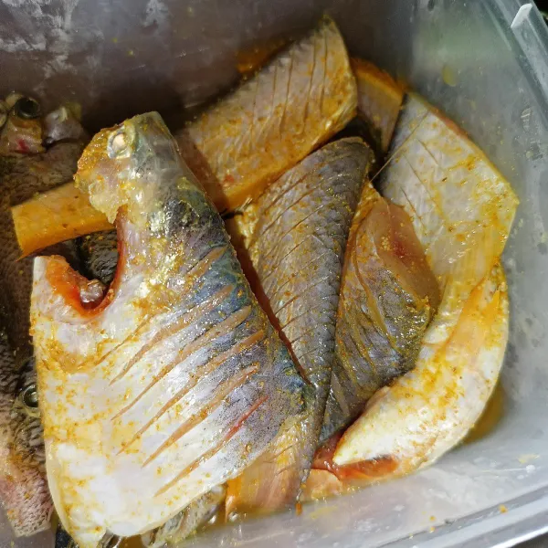 Bumbui ikan dengan bumbu ikan goreng.
