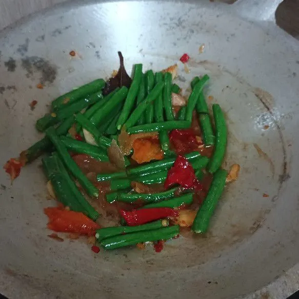 Masak hingga kacang panjang matang merata dan icipi rasanya apakah sudah pas atau belum.