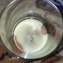 Tuang krimer kental manis.