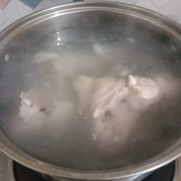 Didihkan air kemudian rebus ayam ± 3 menit. Buang air rebusan pertama kemudian ganti dengan air yang baru.