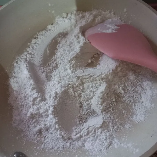 Sangrai tepung beras sekitar 5 menit hingga kadar airnya berkurang.