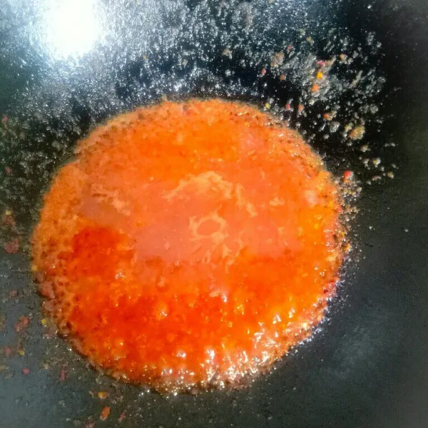 Kurangi takaran minyak panas, lalu goreng bumbu sambal, masukkan garam, kaldu, dan gula merah.