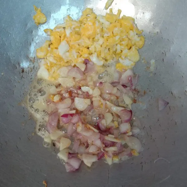 Sisihkan telur kemudian tumis bawang merah, bawang putih dan cabe di wajan yang sama.