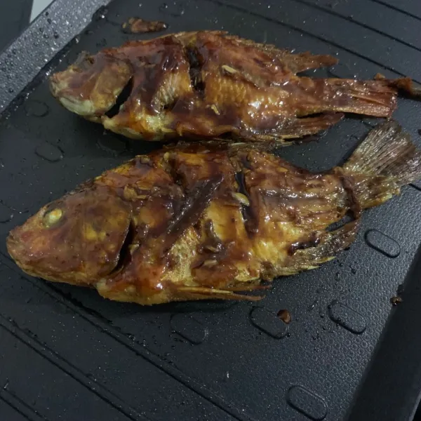 Panggang di atas teflon dan olesi dengan bumbu.