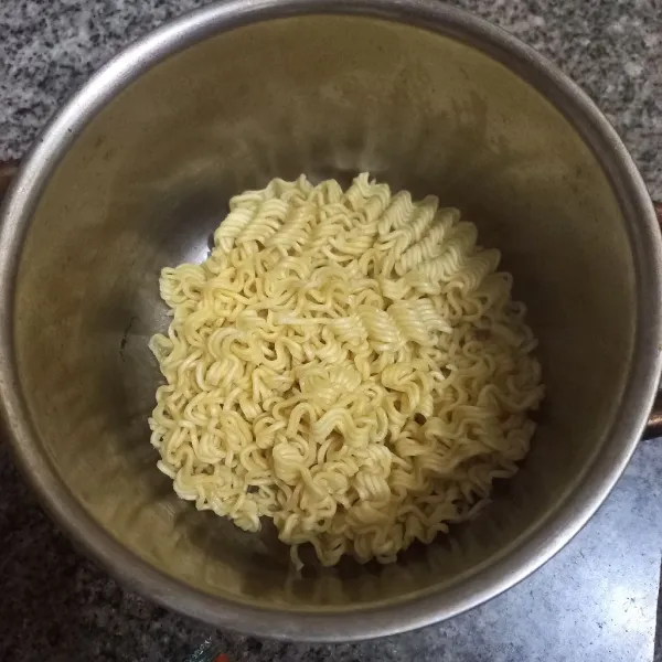 Rebus mie hingga setengah matang, tiriskan.