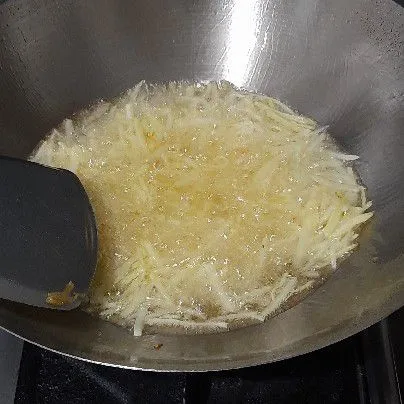 Kemudian panaskan minyak dengan api besar kemudian goreng.