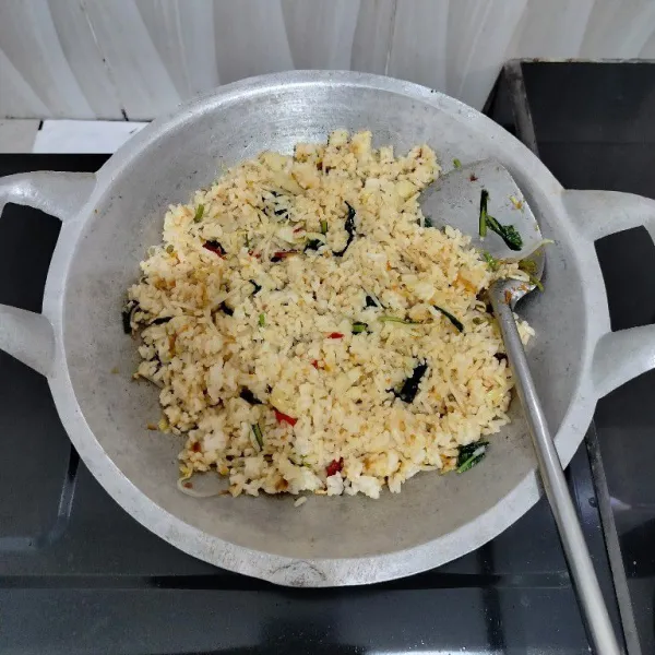 Masak hingga bumbu meresap dan nasi goreng tanak lalu angkat.