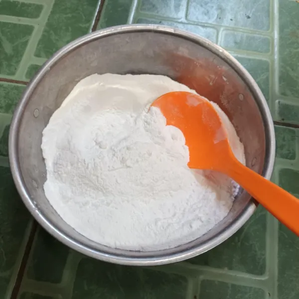 Campurkan tepung terigu, tepung tapioka dan garam.