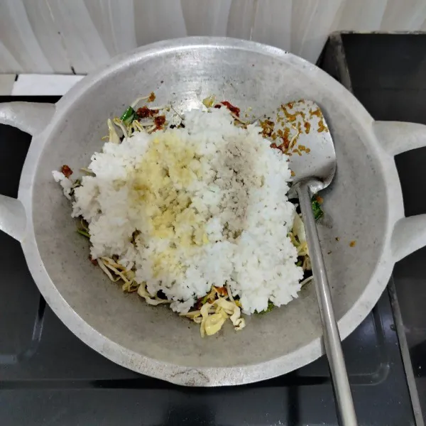 Setelah itu masukkan nasi putih, kaldu bubuk, merica bubuk dan garam. Aduk hingga tercampur rata.