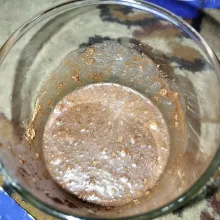 Tuang air hangat, aduk hingga tercampur.