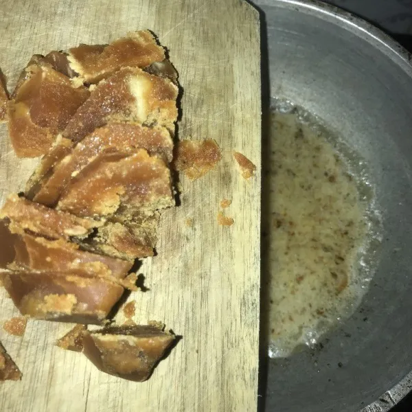 Tambahkan gula merah.
