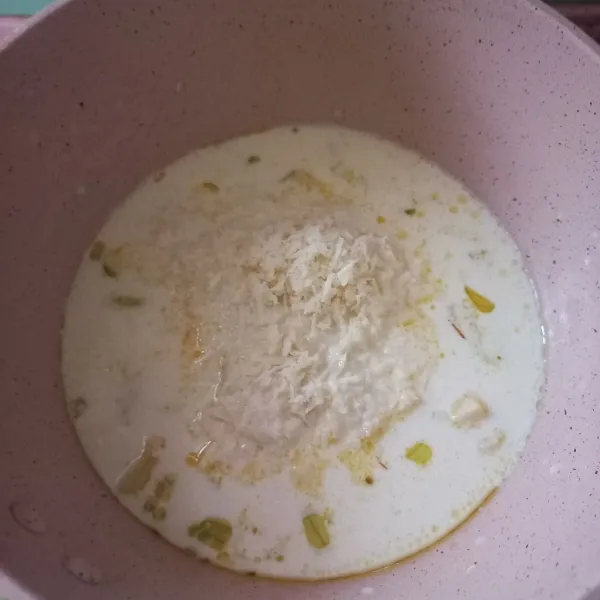 Siapkan saus keju, cincang bombay dan bawang putih, tumis dengan margarin hingga harum. Kemudian masukkan susu dan keju, tambahkan merica bubuk, aduk hingga keju larut dan mengental. Siap dihidangkan dengan tteok panggang.