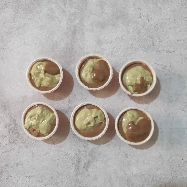 Tuang adonan cokelat ke dalam cup muffin, lalu tuang dengan lapisan matcha, lakukan hingga adonan selesai. Panggang dengan oven dengan suhu 175°C selama 20 menit atau sampai matang, sesuaikan dengan oven masing-masing.